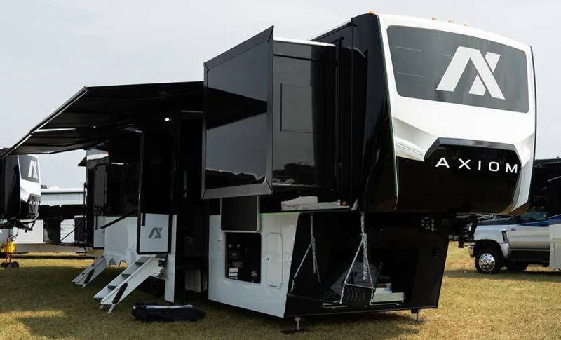 Vendetta Toy Hauler Fifth Wheel